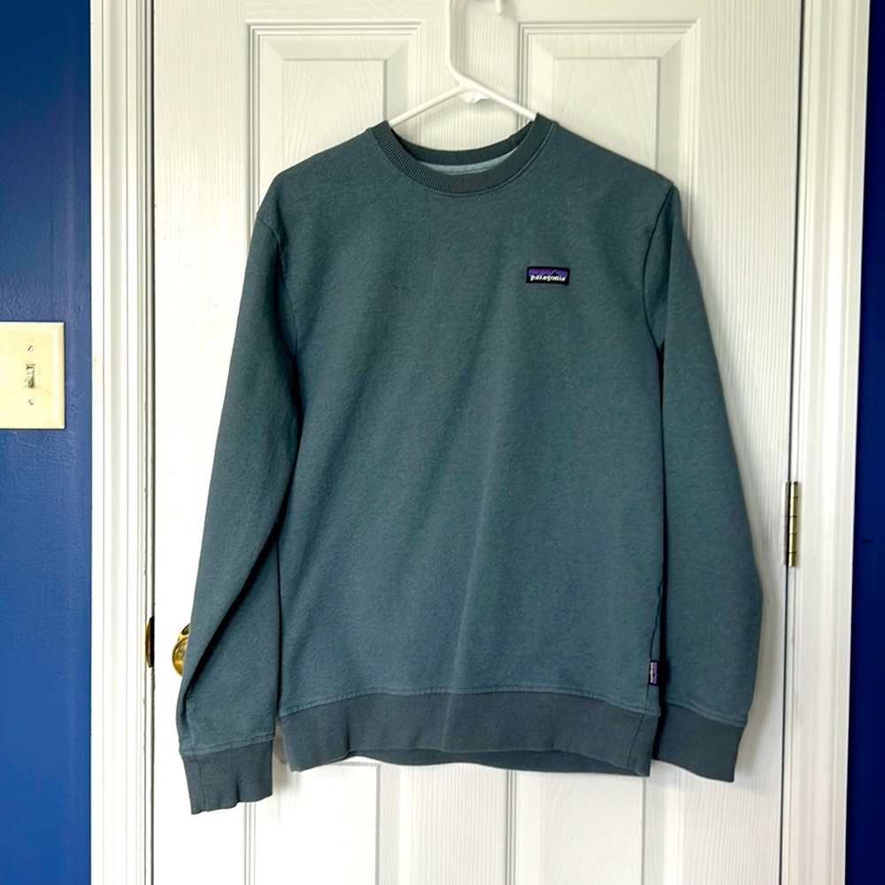 Patagonia Adult Medium Blue / Gray Long Sleeved Sweatshirt